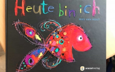 Die Klasse 1A gestaltet individuelle Fische zum Thema „Gefühle“  in Anlehnung an das Bilderbuch „Heute bin ich“: